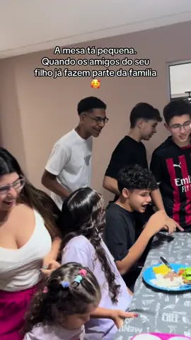 Esse amigos que entram na família e se tornam nossos 🥹❤️  Sou a tia de tanto adolescente 😍 #amigos #friends #amizade #tia 