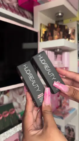 Faux filter but make it mini @Huda Beauty @hudabeautyshop #huda #hudabeauty #hudabeautyshop #foundation #hudabeautyfauxfilter #hudabeautyfauxfilterfoundation #makeup #beauty #fyp #foryou #foryoupage #trending 