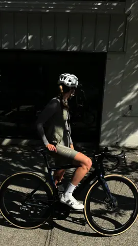 excuse my 6am voice #cycling #cyclingstyle #Outdoors #sporty #sportyoutfits #britishcolumbia #cyclingoutfits #howtorideabike #cyclingshoes #cyclinggirl  #maap #womenscycling 