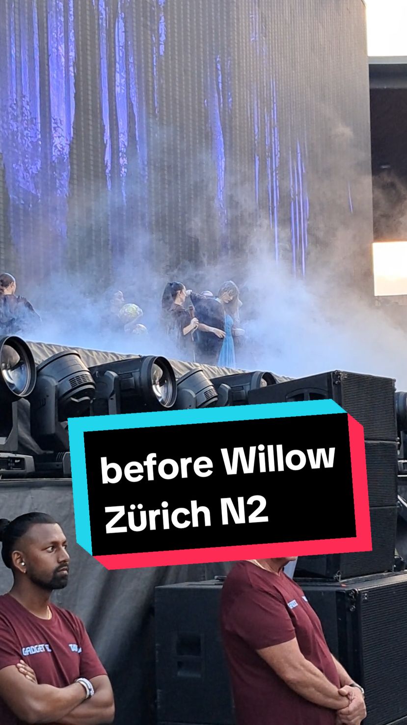 you see so many videos of the performance, but I love to the look at the Preparations 🥰🫶🏻🤎 #tstheerastourontiktok #letzigrundstadion #TSTheErasTour #zurichtstheerastour #taylornation #taylorswift #swifttok #swiftie #evermore 