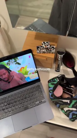 Love Island comes with me everywhere #LoveIsland #girlsbathroom #girlmess #gettingready 