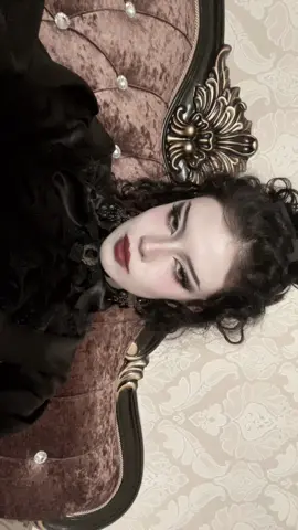 забыла волосы распустить⚰️ #fyp #victoriangoth #gothgirl #goth #gothstyle #victorianstyle #style #makeup 