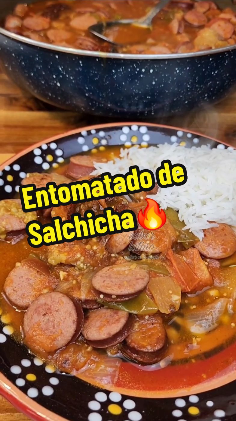 💥INGREDIENTES 💥  1 kilo y 100 grs de salchicha ahumada 5 tomates Rojos 7 tomatillos verdes 5 chiles chipotle en adobo o una lata chica 1 diente de ajo grande o 3 pequeños  1/2 cebolla blanca 1 tz de agua acompaña esta Delicisa receta con arroz blanco y frijolitos de la olla 😋 #elsaborlatino #recetas #fypシ #parati #entomatdo #salchicha 