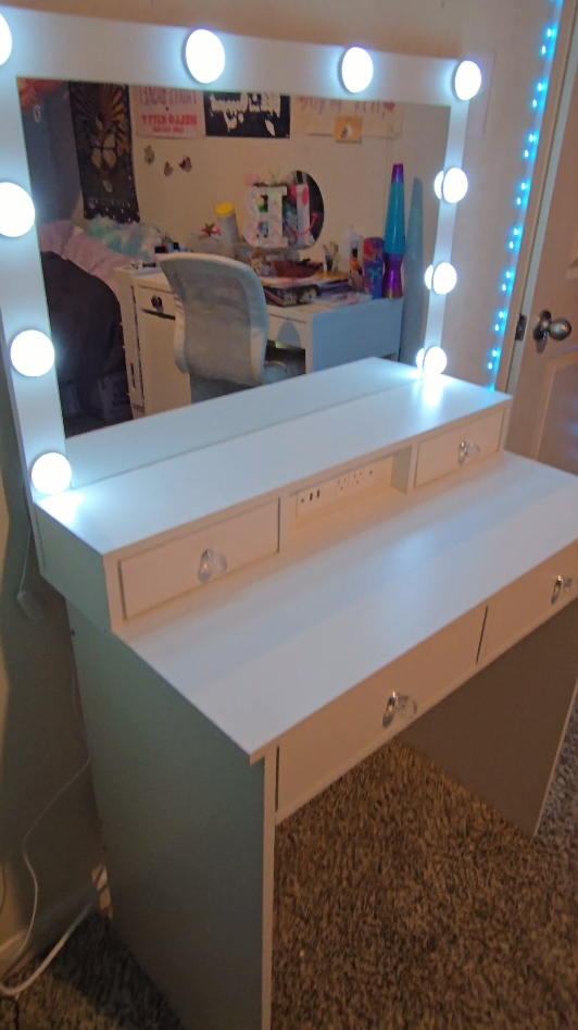 MIA LOVES HER NEW VANITY 😍 #tiktokshopdfind #vanitydesk  #makeupdesk 