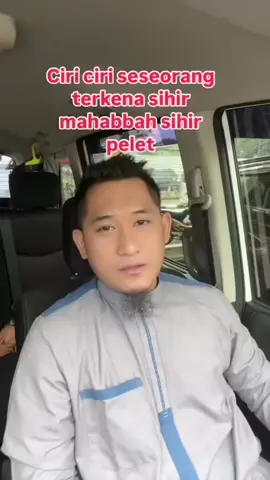 Sihir Mahabbah (Sihir Cinta) adalah semua sihir yang berkaitan dengan masalah cinta, di jawa dikenal dengan Asihan atau Pelet, di Sulawesi dikenal sebagai sihir guna-guna. Sihir ini bekerja untuk memunculkan rasa cinta yang berlebihan terhadap korban sihirnya. Semisal seorang istri yang ketakutan suaminya beristri lagi, atau agar suami/istri semakin cinta terhadap pasangannya, atau seorang laki-laki menyihir seorang wanita agar mencintai atau semakin mencintainya dan sebaliknya, hingga ia pergi ke dukun untuk menyihirnya atau melakukan sihir sendiri dengan ritual tertentu. Kadang-kadang pelaku sihir tidak tahu bahaya apa yang akan terjadi pada pasangannya.  Ciri-Ciri Penderita Sihir ini: – Rasa cinta/ketertarikan/kerinduan seksual yang menggebu-gebu dan tidak bisa ditahan ingin segera melihat, bertemu dan berhubungan seksual dengan sipenyihir. – Rasa sakit berkepanjangan; seperti pusing, sakit di pundak, lambung, hingga alergi yang luarbiasa akut. – Rasa benci kepada semua orang (lawan jenis) kecuali orang yang menyihirnya. #ruqyah #ruqyahsyariyyah #ruqyahmandiri #ruqyahtiktok #ustadabuzaid #fyp 