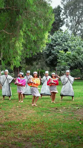 Respuesta a @Jean Luck UCAYALI para #FiestasPatrias2024 (19/24) 🇵🇪😍 @Wiñay Llaqta Perú 🇵🇪  Con NON ASHE PATATI representación dancística y representativa del departamento de Ucayali.  Nace en la región amazónica del Perú oriental, departamento de Ucayali, comunidad Shipiba. Los aborígenes de esta zona no fueron contaminados por la cultura europea, por lo que conservan sus danzas y rituales típicos con gran autenticidad, teniendo un carácter mítico y mágico-religioso. Están relacionadas con las actividades sociales y tradicionales de las distintas etnias de la región.  Es una danza que funciona como un ritual, una escena recreada de la guerra en las amazonas, dándole la forma de esa manera a una danza ritual guerrera entre conibos y shetebos. Solían realizar rituales en los que generalmente invocaban a las almas de las personas que habían luchado y muerto en los enfrentamientos, pidiendo de esta manera al dios Patati que brinde la tranquilidad en su comunidad, así como también que traiga buenas vibras para todo el año, estos rituales eran realizados tomando una bebida tradicional llamado “masato” que hasta el día de hoy puede encontrarse preparado en los festivales de la selva, esta bebida estaba preparada específicamente por las mujeres, y no era sólo una bebida para ritual, el masato servía además como signo y muestra de poder, un poder que les permitía limpiarse de todos sus malos encuentros con la naturaleza. En #FiestasPatrias2024 ejecutaremos 24 danzas de 24 departamentos para representarlos y dar a conocer al mundo lo ricos en folklore y cultura que somos, porque ¡Julio es el mes de los peruanos! 😍🇵🇪 ¿Qué departamento y danza no puede faltar en este proyecto? COMÉNTALA AQUÍ 👇🏻 #nonashepatati #ucayali #selva #iopatati #peru #peruano #peruvian #fiestaspatrias #mespatrio #28dejulio #vivaelperu #danza #danzantes #coreografia #josepthovalle #amazonas 