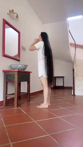 Người Việt qua thời kỳ Hán thuộc, vẫn không bị đồng hóa dù là kiểu tóc! Do đó tóc búi của đàn ông xưa thể hiện sự tự hào chống giặc ngoại xâm, là quốc túy của dân tộc! Cho đến thời Âu hóa, phong cách thời trang với tóc ngắn đã chinh phục cánh mày râu, đẩy kiểu tóc búi, tóc dài xưa kia về dĩ vãng! Và còn có định kiến về tóc dài là yếu đuối, là bất tiện! Thương lắm thay mái tóc dài của Đờn ông Nước Nam Vĩ đại. #minhphannguyen6 #đammêmỹnghệ #videoviral #Love #mỹnghệ #mỹthuật #longhairmale #longhairstyles 