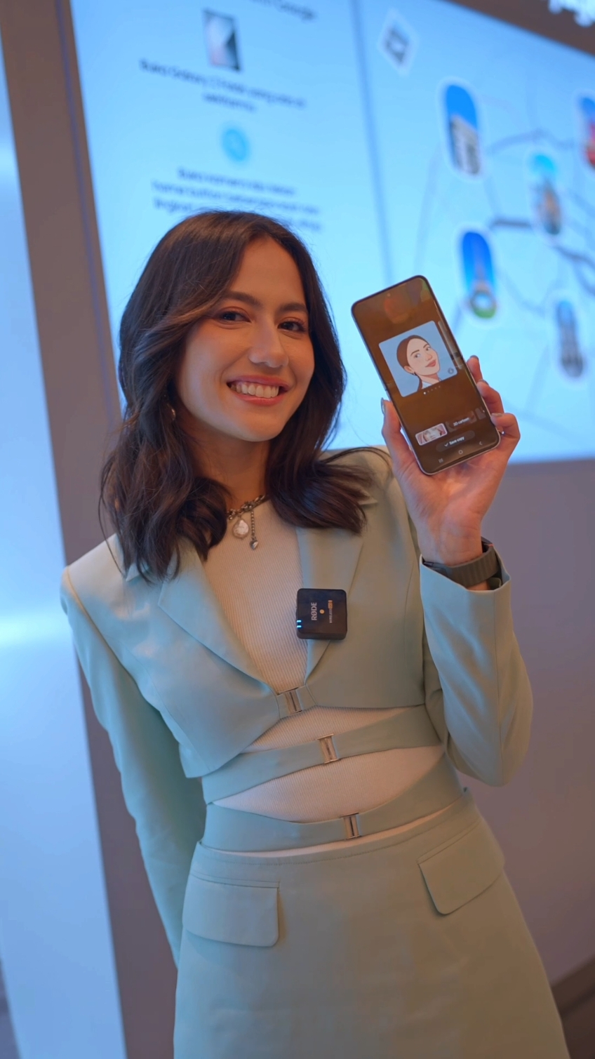 Check out #TeamGalaxy showing off their #GalaxyZFold6 and #GalaxyZFlip6 during the Unfold Your Story with #GalaxyAI event! @Yura Yunita with Sketch to Image AI Drawing 🎨 @pevpearce6 with Portrait Studio 🖼️ @therealdisastr with Interpreter on Dual Screen 🗣️ @anyageraldineee with her FlexWindow 😍 @dariusdonna with Circle to Search ⭕ @vidi.aldiano and his Auto Zoom with FlexCam 🤳🏻 Get yours to experience the luxury just like them by pre-ordering at the link in bio with total benefit up to Rp7.4mio + FREE Galaxy Buds FE!