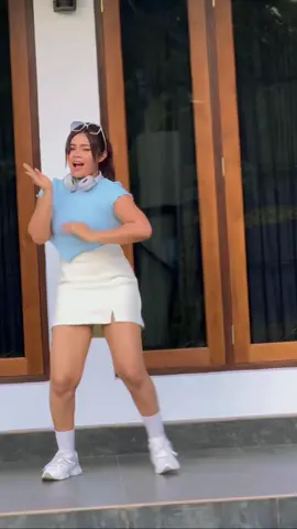 Oh Soni Soni 🌷🙈  Catching up with trends 😊  IB @Kavya Eriyagama  #sonisoni #dance #icantdance #fyplanka #fypシ #fypviralシ #nepalitiktok #srilankan #capcut #srilankan_tik_tok🇱🇰 #whattowatch #trendingnow 