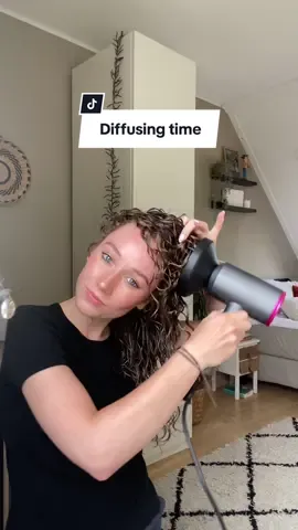 Diffusing time✨  #diffuser #curlyhair #curlyhairroutine #curlydiffuser #curlyhairdiffusing #curlygirl #curltok #krullen #krullendhaar #krullenfohnen #krullendhaarroutine 