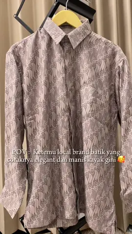 Dimana lagi local brand yang punya corak elegant dan manis? Kalian hanya bisa dapetin di @batikkrisnawahyu  Ada pilihan batik untuk cewek dan cowok juga loh✨ Visit our offline stores at:
 Matahari Department store all over Indonesia
 View and purchase our online catalogue from the link in our bio.
 #batik #batikrisnawahyu #batikmodern #pria #batiktraditional#kemeja #batiklenganpendek #batikpria #kemejabatik#batikformal #batikkantor #batiknasional #batiklokal #batikpremium #batikslimfit #batikindonesia #formal #batikcouple 