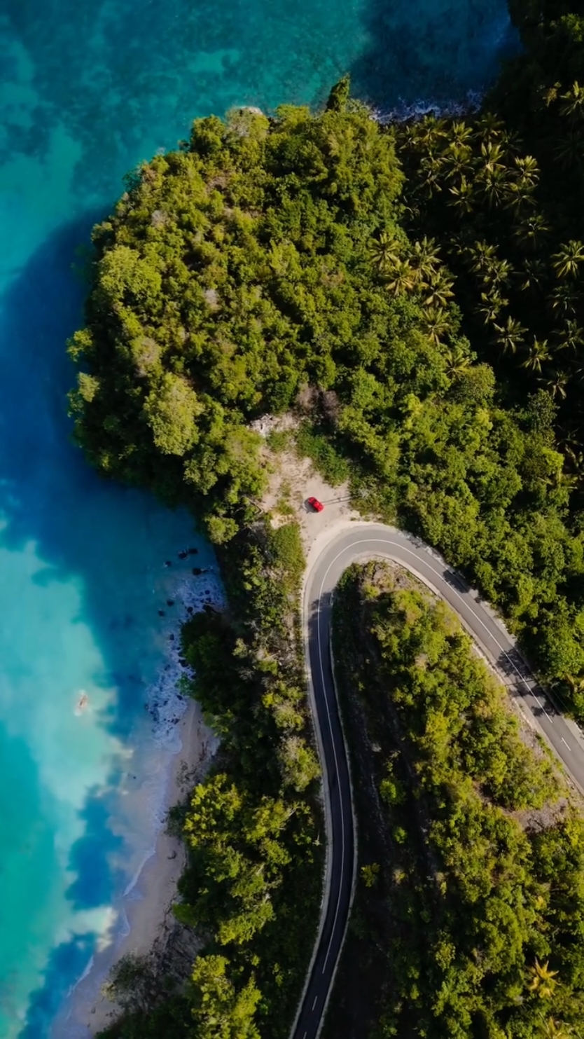 Exploring Banggai is like a never-ending story. What doesn't this place have? Waterfalls, beaches, lakes, underwater wonders, rolling hills - pick whatever your heart desires! 🎥: @willy_photograph #WonderfulIndonesia #WonderfulJourney #Banggai #natureadventures 