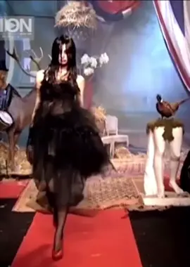 John Galliano FW 2007 🦇🩸 #johngalliano #fallwinterfashion #fashion #couture #runwaycollection #runwaycollection #hautecouture #runwaywalk #Runway #catwalkmodel #parisfashionweek #blackcore #goth #outfit #model #2000s 