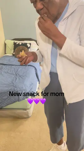 #livingwithalzheimers #alzheimersucks #ilovemymom #alzheimersawareness #alzheimerscaregiver #caregiversoftiktok #caregiversupport #alzheimerscaregiving #takingcareofmom #newsnack 