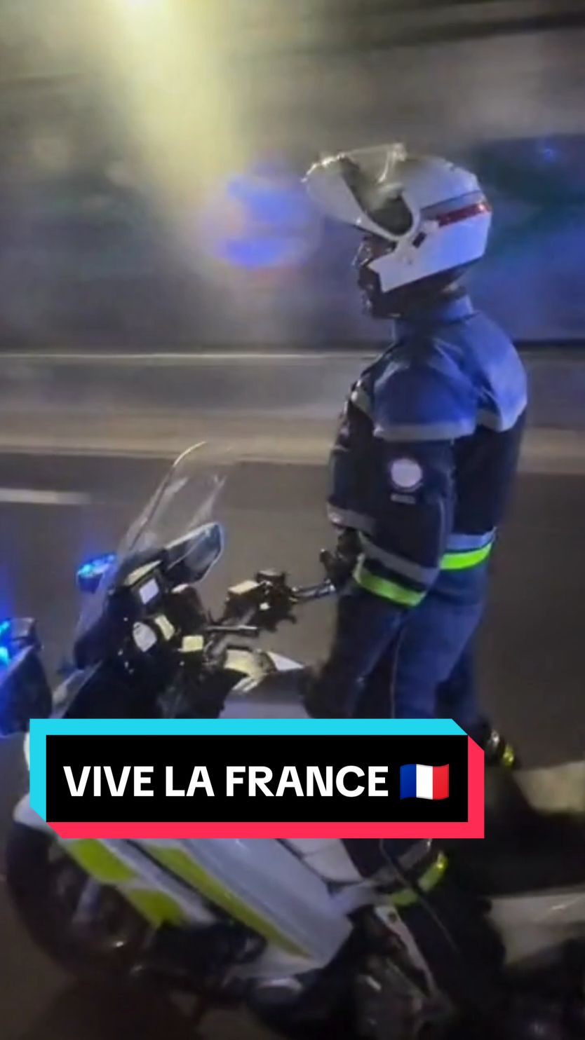 Quel plaisir de voir nos collègues policiers profiter de la cérémonie des JO et de les voir si heureux ! Vive la France ! 🇫🇷 #police #policenationale #justice #actu #info #presse #média  #forcesdelordre #jo #jo2024 #ceremoniejo2024 #paris #cops #cir #cirparis #sentinelle #sentinelle17 #bmo source : cyrian.rvt