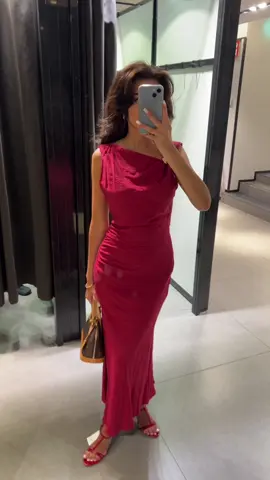 In love with this new red classy zara dress💌 #fashion #dress #elegant #outfit #classy #OOTD #zara #reddress #fyp #foryou #fördig 
