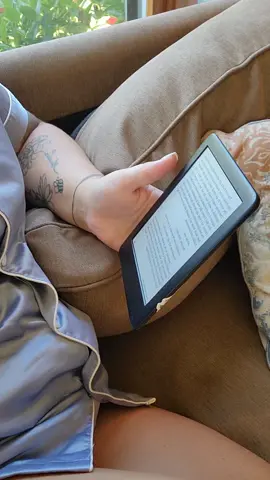 Bridesmaid on duty, but with down time #BookTok #booktokfyp #booktoker #kindle #kindlereads 