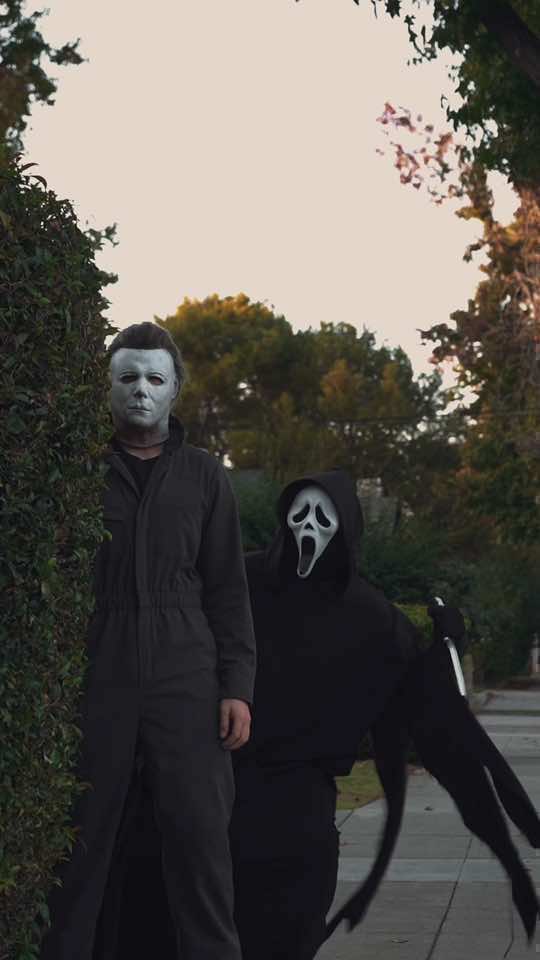 Dynamic Duo @Scream Premium #scream #ghostface #screampremium #halloweenhedge #michaelmyersoftiktok #michaelmyers #michaelmyersoftiktok_ #halloween1978 #michaelmyers #halloween #fall #autumn #spookyseason #fallaesthetic #autumnaesthetic #theshape #theboogeyman #boogeyman #horror #horrortok 