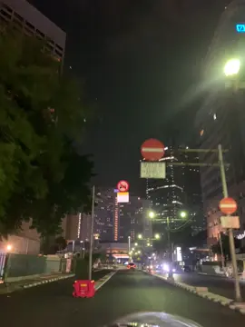 Aku berusaha keras agar bisa menjauh, hingga tanpa sadar aku mulai melupakan kenyataan bahwa kita tidak pernah benar-benar dekat. Rasanya terlalu menyebalkan, namun juga menyedihkan. Ternyata, aku memang selalu mengusahakan hal-hal yang sia-sia #fyp #asing #vibesmalamhari 