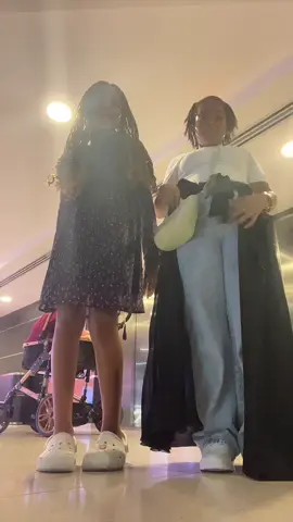 Guess who knows the dance and who doesn’t 😂