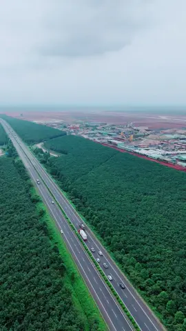 Chạy dọc cao tốc Long Thành Dầu Giây, bên phải là sân bay Long Thành. 