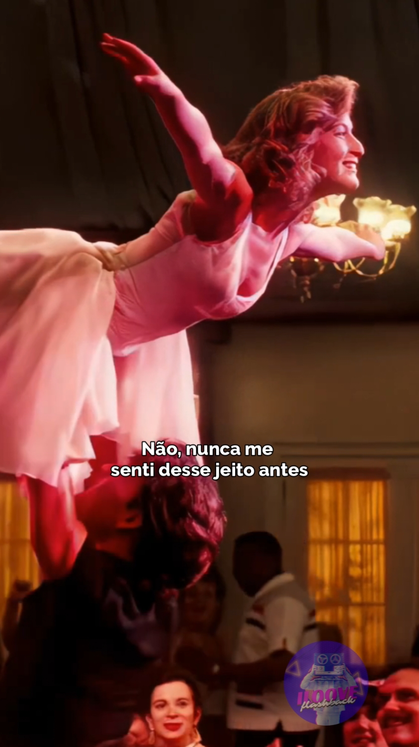 🎵 “(I've Had) The Time of My Life” é um dueto de Bill Medley e Jennifer Warnes. Foi escrita por Franke Previte, John DeNicola e Donald Markowitz. A canção foi incluída na banda sonora do filme de 1987, Dirty Dancing. A canção alcançou o número um na tabela US Billboard Hot 100 em novembro de 1987 durante uma semana. Também alcançou o número um na tabela Adult Contemporary durante quatro semanas. No Reino Unido, alcançou o número seis. Em janeiro de 1991, após a estreia do filme na televisão no Reino Unido, alcançou o oitavo lugar. A canção ganhou o Prémio da Academia para Melhor Canção Original em 1987. Também ganhou o Grammy Award em 1988 para Melhor Performance Pop por um Duo ou Grupo com Vocais. Também em 1988, a canção ganhou o Globo de Ouro para Melhor Canção Original. Bill Medley & Jennifer Warnes - (I've Had) The Time of My Life (1987) [ Versão Filme]  Follow: @ilooveflashback  @jennifer.warnes @patrickswayzeofficial @jennifergrey  #dirtydancing #dirtydancingmovie #billmedley #billmedleyandjenniferwarnes #billmedleyauditorium #jenniferwarnes #jenniferwarnesfordaysss #patrickswayze #jennifergrey #jennifergreyandpatrickswayze #80s #1987s #dasantigas #explorepage #explore #paravoce #reels #goodtimes #dasantigas #nostalgic #sabado #saturday #dirtydancingritmoquente #parastatus #filme 