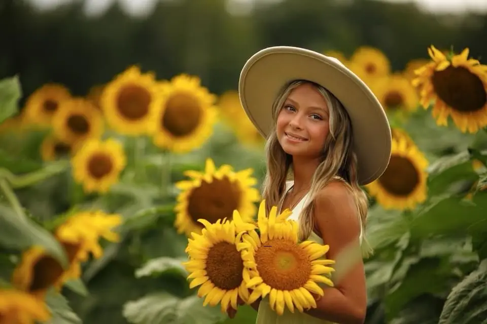These turned out so good🥹#sunflower #photomagic #photography #photo #photoshoot #daughter #MomsofTikTok #Summer #fyp Thank you @Tiftal 
