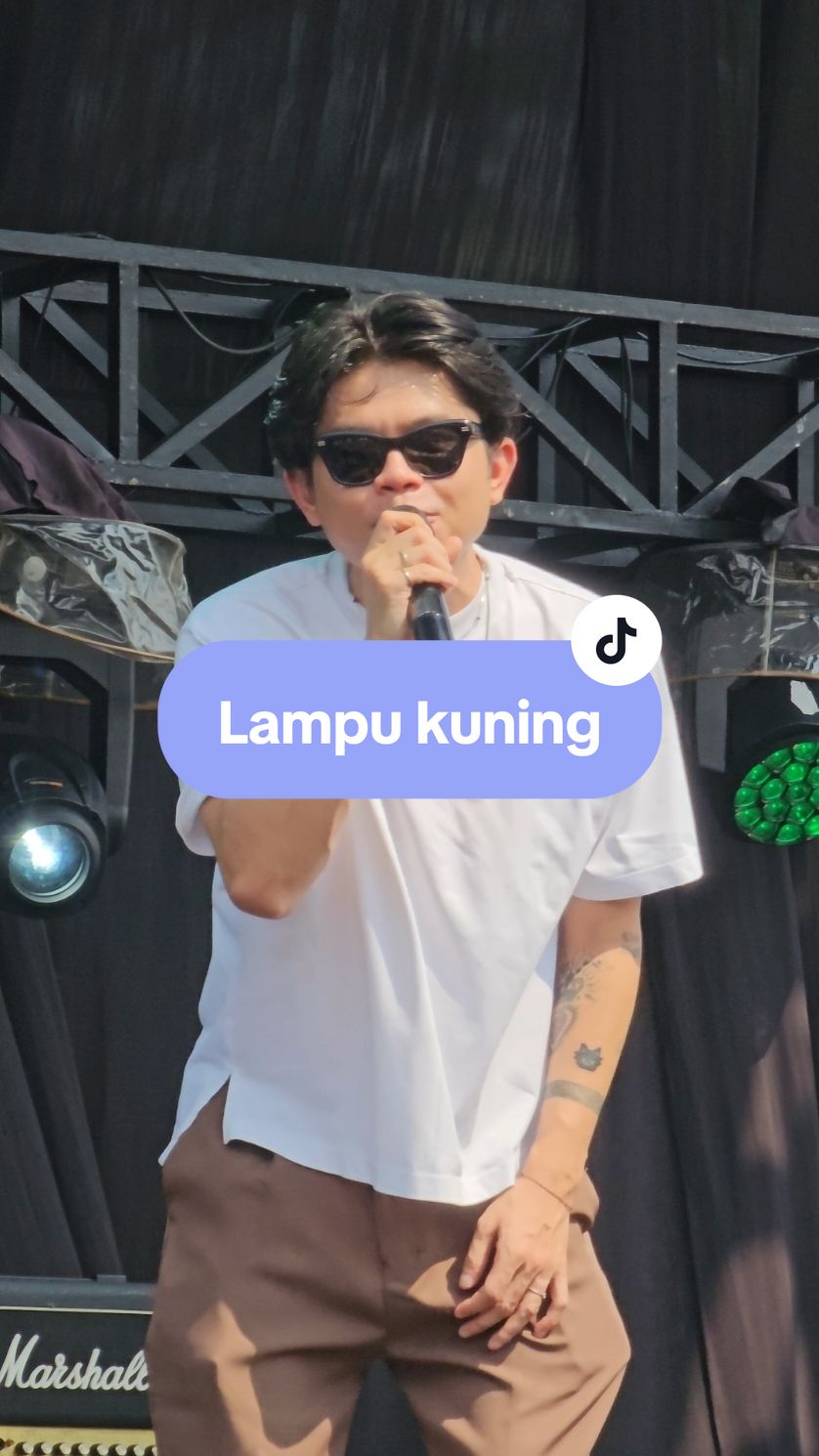 gegabah nomer 1, paling2 menangis seperti dulu🥹🏃‍♀️‍➡️ @Juicy Luicy - lampu kuning #juicyluicy #juicyluicyband #uan #soundsfest #soundsfest2024 #bekasi #fyp #lampukuning 