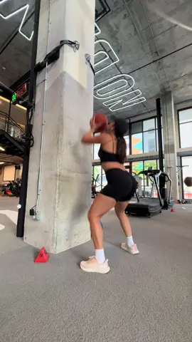 sufriendo con los #wallballs #FitTok #gymmotivation #fitnessmotivation #medballtraining #parati 