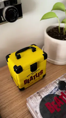 Mini bandeja Crosley edición especial de The Beatles American Tour 1964 para el RSD 2024, incluye cuatro discos de 3’ y un case para guardarlos. Un juguete hermoso de la mejor banda de todos los tiempos. #rsd2024 #beatles #beatlemania #vinylcollector 