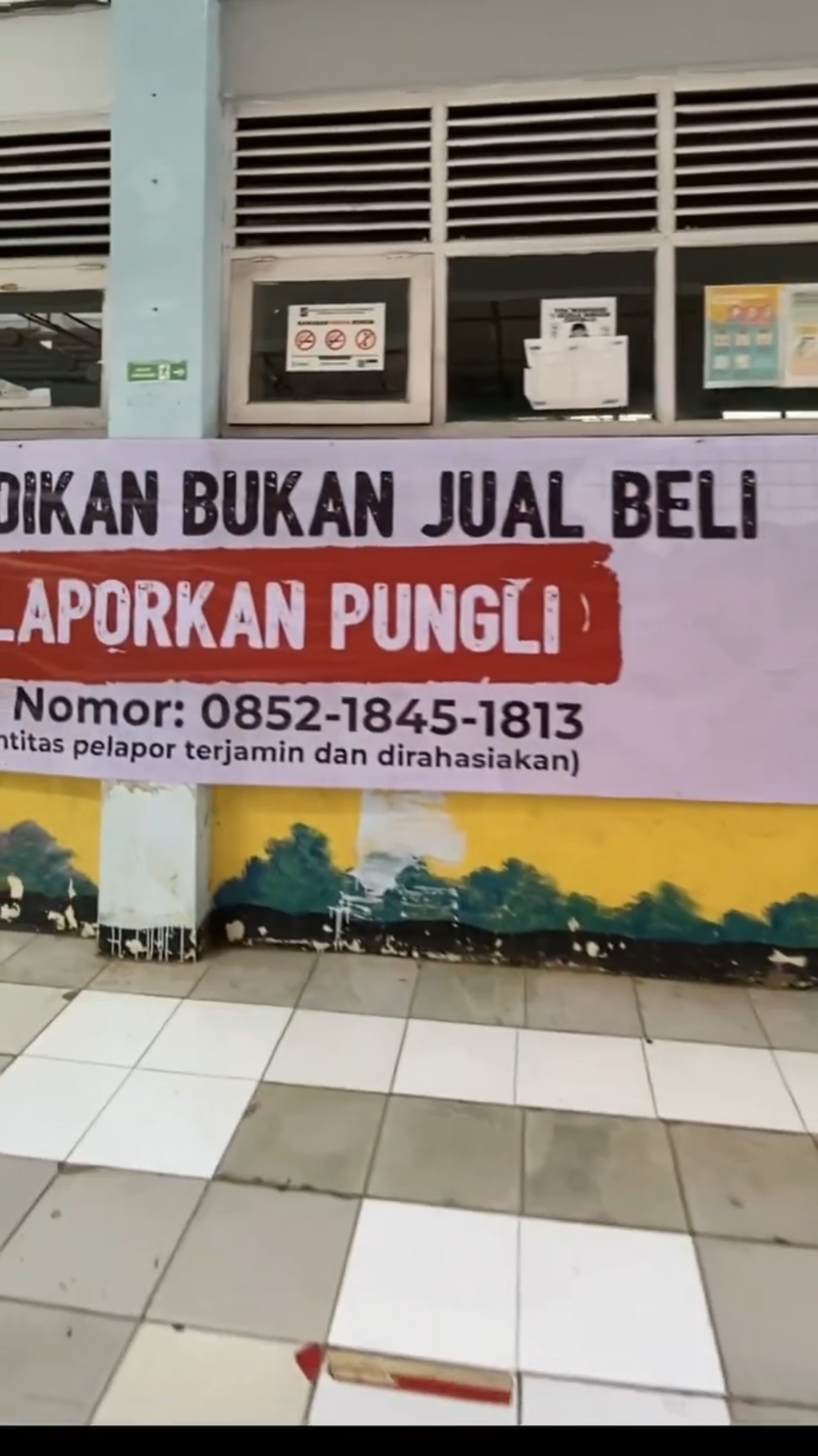 Jangan ada lagi pungutan liar (pungli). Jangan ada lagi yang memberatkan siswa dan orangtua. Jangan didik siswa dengan budaya pragmatisme.  Bagi yang mendengar, melihat atau menjadi korban pungli di sekolah, bisa lapor ke aplikasi Sibadra atau bisa langsung WhatsApp ke nomor 0852-1845-1813.  Ini nomor khusus aduan pungli di sekolah. Saya bersama tim monitor langsung setiap aduan yang masuk untuk ditelusuri. Silahkan laporkan, lebih bagus disertakan bukti penunjang. Identitas pelapor akan dijamin dan dirahasiakan.  Semua boleh melapor. Tidak hanya siswa atau orangtua, bahkan guru pun jika merasa ada pungutan yang memberatkan, laporkan.  Pendidikan bukan jual beli. Nggak boleh ada yang terbebani.