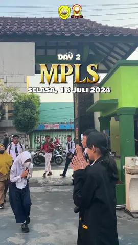 Hai hai haloo sobat Spegabaya 💛👋🏻 Bagaimana kabarnya nih?? Mimin harap selalu sehat dan semangat menjalani hari-hari yang penuh berkah ini yaa 😍 Pada penasarann gaa nihh dengan hari kedua MPLS SMP Negeri 3 Surabaya tahun ajaran 2024/2025?? 🤔 Selasa, 16 Juli 2024 SMP Negeri 3 Surabaya melaksanakan kegiatan MPLS hari kedua.  MPLS hari kedua diisi dengan Materi yang disampaikan oleh Bapak/Ibu Guru & Mahasiswa PPLH. Materi yang diberikan adalah 1. Materi Kegiatan Kesiswaan 2. ⁠Materi Pendidikan Karakter 3. ⁠Materi Cara Belajar Efektif Penasaran dengan kegiatannya👀 Yukk ikuti keseruannya 🤩🤩 #smpnegeri3surabaya #spega #spegabaya #osissmpnegeri3surabaya #osgabaya #mpls2024 