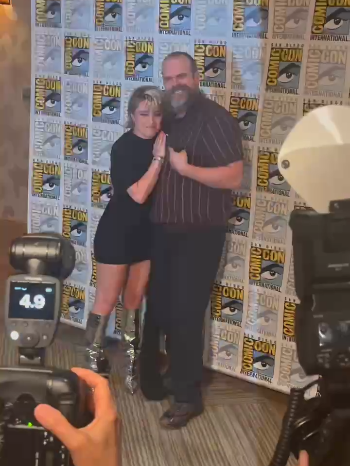 #Thunderbolts stars David Harbour and Florence Pugh hug and giggle at the Marvel press line. #SDCC2024