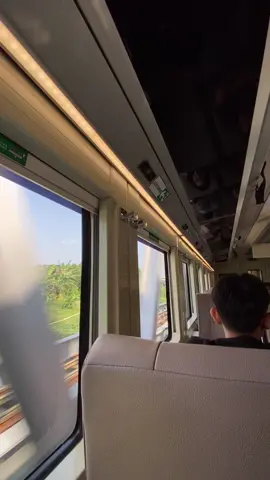 Enak ya kalo naik kereta suasana view jepang 🫵‼️ bukan begitu tuan” #mentahanvideo #kai #keretaapi #prank
