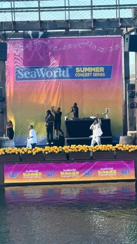 Bow Wow & Soulja Boy had the crowd wildin at @SeaWorld San Diego @Soulja Boy (Draco) #seaworld #seaworldsandiego #concerts #souijaboy #bowwow #fyppppppppppppppppppppppp #fypシ゚viral 