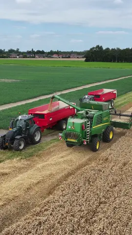 Wheat harvest with John Deere T560i Video on YouTube #harvest #agri #agriculture #agridronefly #tractorspotter #tractor #satysfying #fyp #viral #agrar #poah #landbouw #akkerbouw #agricultura #johndeere #johndeeret560i #beco #becovianen #valtra 