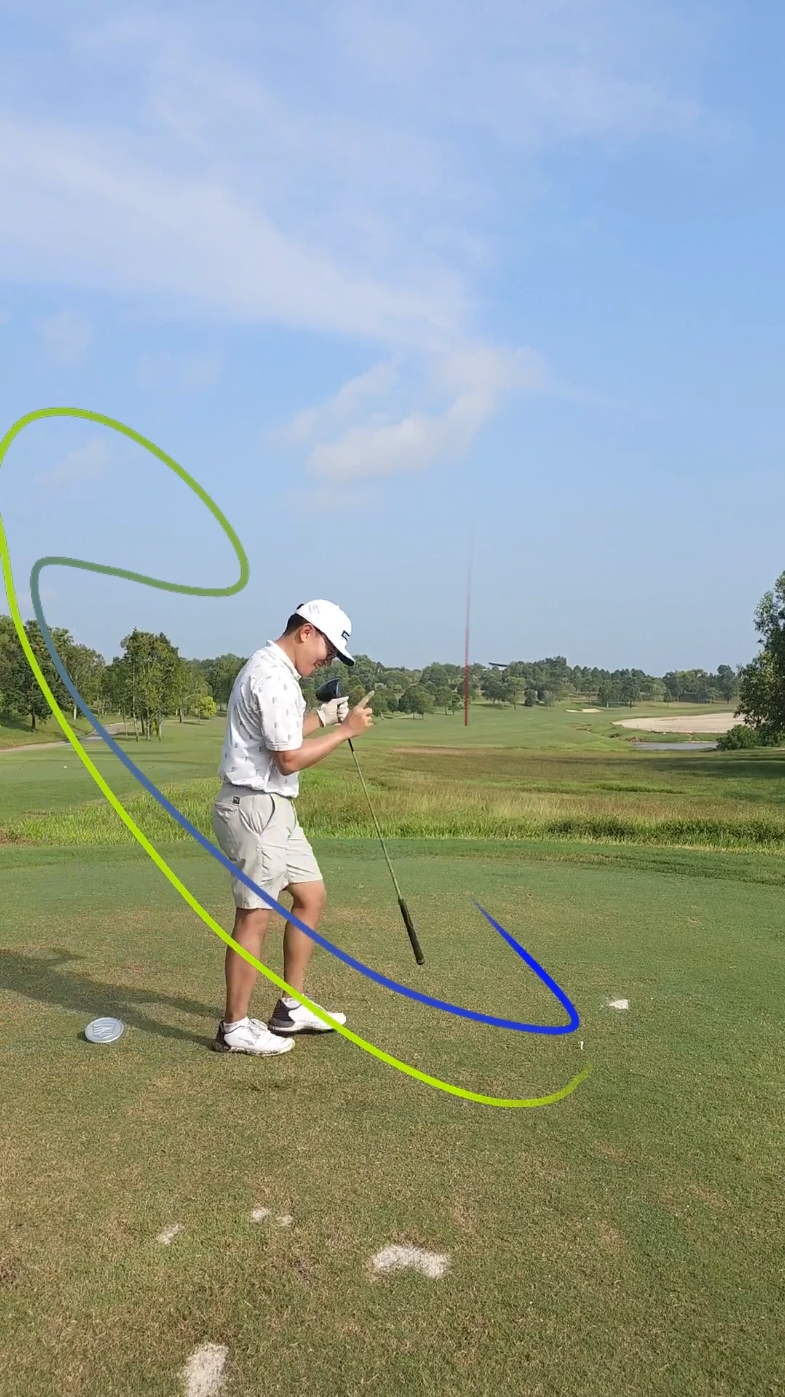 On this par-5, I've always struggled with my tee shots, often landing dangerously close to the creek on the right. Since I've experienced this difficulty so many times with my playing partner, we were both overjoyed when my drive this time found the middle of the fairway. With 290 yards remaining to the green and a strong tailwind, my 3-wood second shot soared onto the green, setting up an easy birdie. It was a truly satisfying play. . *Golf clubs specifications - Cobra Darkspeed X 9 degree driver with Freeflex FF45 shaft - Cobra Darkspeed 3+ wood with HZRDUS Black Gen 4 6.5 60g shaft - Cobra Darkspeed 5 wood with HZRDUS Black Gen 4 6.5 70g shaft - Cobra KING Tour 4-pw Iron with KBS Tour-V 120X shaft - Cobra KING 48, 52, 56 Wedge SNAKEBITE Grooves with KBS Tour-V 120X shaft - Cobra KING Agera RS-30 3D printed Putter . Thank you for supporting clubs @cobragolf SEA driver shaft @freeflexshaft_official #freeflexshaft  golfwear @pumagolf SEA #pumagolf #cobragolf #stabilityndistance #강길범프로 