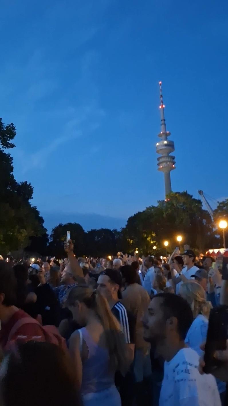 Fans singen Shake it Off vor dem Stadion 🫶 #taylorswift #München #olympiastadionmünchen #olympiaberg #olympiaparkmünchen #olympiapark #swiftie #swifties #taylorswifterastour #taylorswiftedit #taylorswifttok  #taylorswiftmünchen #shakeitoff #shakeitofftaylorswift 