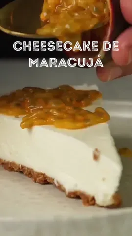 CHEESECAKE DE MARACUJÁ  - Mais um cheesecake ideal para os mais gulosos, desta vez de maracujá 😋 Para o cheesecake será necessário: * 200 g de bolachas digestivas * 100 g de manteiga * 500 g de queijo creme * 397 g de leite condensado * Oito folhas de gelatina * 150 g de polpa de maracujá * Três maracujás frescos E agora? Agora é a tua vez!!! 😏🫵 - - - - - #qchef #ochefemtuacasa #receitas #cheesecake #maracuja #casalgarcia