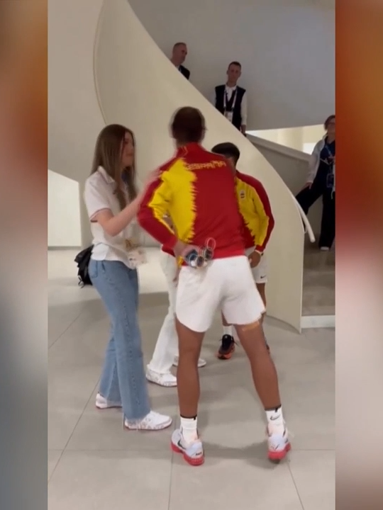 Leonor y Sofía se estrenan en los Juegos Olímpicos: chaqueta roja y una ola a Nadal y Alcaraz #noticias #news #noticiascuatro #noticiastiktok