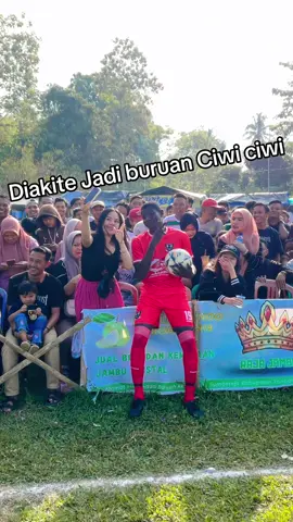 Jadi buronan Emak emak nih @Seydou Diakite #riambokarangtarunamargodadicup2 #infotarkamlampung #tarkamlampung #sepakbolaindonesia #sepakbola #tarkamindonesia #tarkamjabodetabek #golazo #liga1 #tarkamtangerang #tarkambanten #ligamatahari 