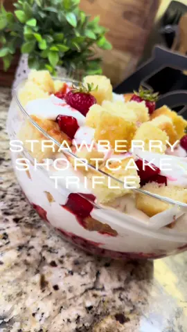 strawberry shortcake anyone? 🍓🍰 #shortcake #strawberryshortcake #strawberrydessert #desserttiktok #blackpeopletiktok #blackpeoplerecipes #fypシ゚viral 