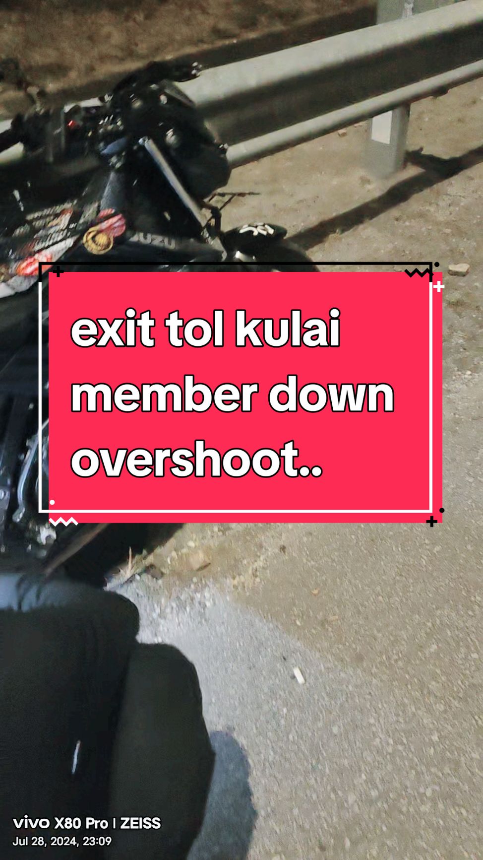 moga selamat sampai ke destinasi sahabat.. @kakinyamuk  tolong member yg down.. aku pinjamkan tool @mnr791  je... jadi dapatla fly kat highway jap.. hahahah.. susah payah member dari muar nak gi event hari7.. moga selamat semuanya. Aamiin #suzukicomunityjohor #suzukiraider150fi #orangtuakembaliliar #ihatesuzuki #roketterus🚀 