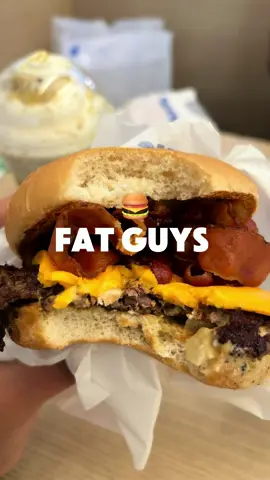 HAMBURGUESAS EN RÍO DE JANEIRO 🍔🇧🇷 👉Esta es @fatguys_br una hamburguesería que hace verdaderas obras de arte. Desde que inauguraron en Río somos clientes y ahora nos toca mostrarles un poco de este lugar. Acá abajo la lista de precios y todo lo que comimos: Hamburguesas 🍔 DOUBLE FAT - R$36 FAT GUMP - R$34 CHEESE BACON - R$30 Postres 🧋🍦 MILKSHAKE PISTACHO - R$30 HELADO PEDACITO DE CIELO - R$20 COMBOS 🍟🍗 Bebida + Papa/Nuggets - R$22 Milkshake + Papa/Nuggets - R$28 Cerveza + Papa/Nuggets - R$25 ¿La vas a visitar en tu viaje a Río? ¡Contanos en los comentarios! 👇 #hamburguesa #riodejaneiro #brasil 