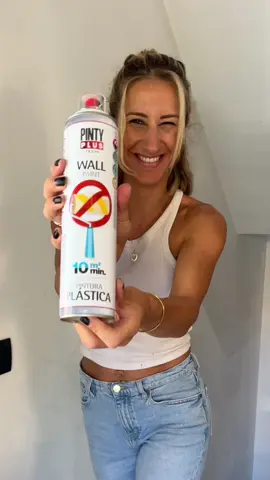 ¿Quieres pintar una pared rápido y fácil?  Entonces Wall Paint de @Pintyplus Oficial es la solución😱! Pintura acrílica a base de agua en spray super comodo de usar 🥰. ¡Puedes pintar una pared de10m2 en solo 10 minutos🚀!  Es perfecto para pintar paredes cortas como lavabos, lavaderos, cocinas y recibidores🤩! Si se genera polvo es facíl de barrer y fregar 🧹 .  Es un gran descubrimiento🤩!  Guarda el post para cuando lo necesitas!  Publicidad #pintyplus #wallpaint #spray #bricolaje #DIY #hazloturismo #reno #renovacion #reforma #reformasinobra #steffido #hack 
