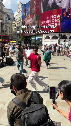 What do you think happened next?! #flashmob #surprise #dancers #prettywoman #shahrukhkhan #danceindia #desi #ukdesi #bollyco #browngirl #brownboy #piccadillycircus #landmark #bollywoodmovie 