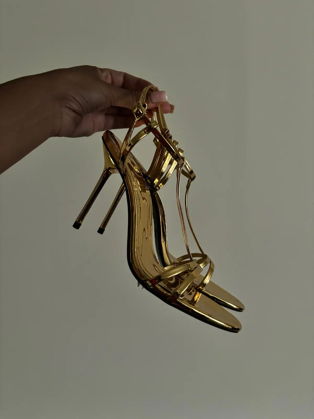 @ZARA does it again! And they’re on sale for $35😏 Ref. 3347/310 #zara #zarasale #zaraheels #tomford #goldheels #heels #affordablefashion 