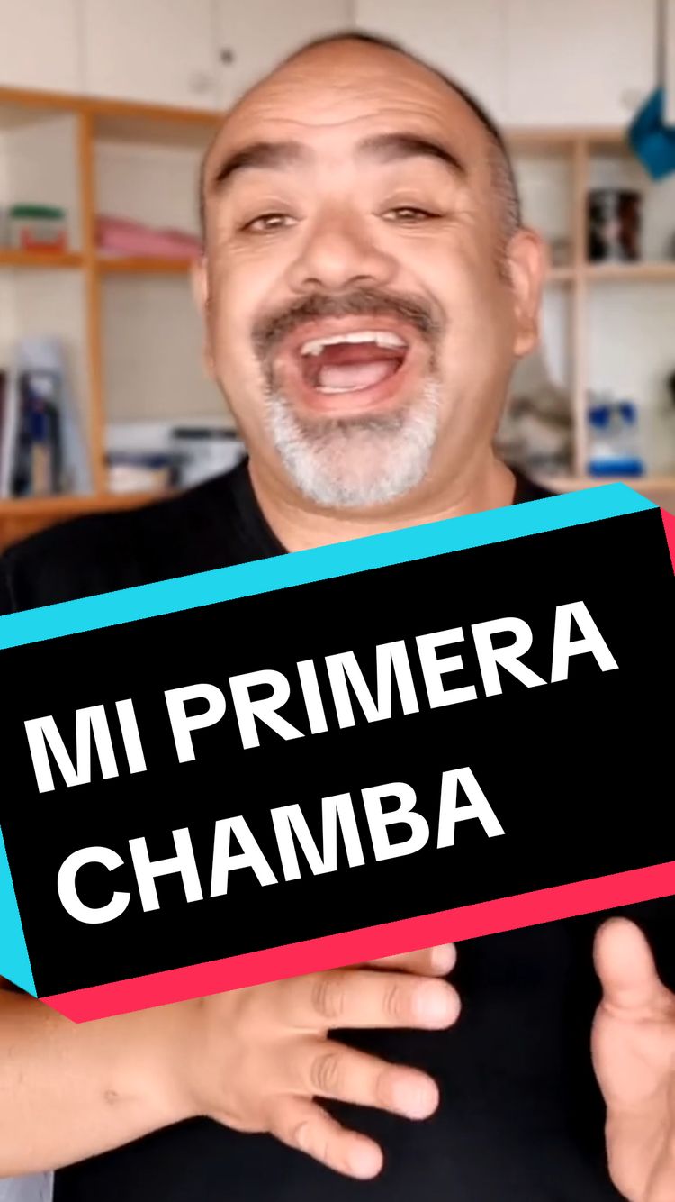 Para analizar cómo ciertas palabras o dichos se han masificado en diferentes lenguas, es fundamental considerar los siguientes factores: 1. Fenómenos de Difusión Cultural: Globalización: La creciente interconexión entre culturas ha acelerado la propagación de términos y expresiones a través de medios de comunicación, internet y el comercio. Influencia de Lenguas Dominantes: Idiomas como el inglés, el francés o el español, debido a su extensión geográfica y uso en ámbitos como la ciencia, la tecnología y el entretenimiento, ejercen una gran influencia en otras lenguas. Turismo y Migración: El contacto directo entre hablantes de diferentes lenguas fomenta el intercambio de vocabulario y expresiones coloquiales. 2. Características Lingüísticas: Similitudes Etimológicas: Palabras con orígenes comunes en una lengua ancestral pueden presentar similitudes en su significado y uso en lenguas derivadas. Estructura Gramatical: Lenguas con estructuras gramaticales similares facilitan la adaptación y adopción de términos de otras lenguas. Necesidad de Expresar Conceptos Universales: Términos que expresan conceptos universales, como emociones, acciones o ideas abstractas, tienden a ser más fácilmente adoptados y adaptados. 3. Factores Socioculturales: Modas y Tendencias: Ciertas palabras o expresiones se vuelven populares debido a su asociación con tendencias culturales, movimientos sociales o figuras públicas. Eventos Históricos: Acontecimientos históricos de gran impacto pueden generar nuevos términos o expresiones que se difunden rápidamente. Necesidad de Comunicación Eficaz: La búsqueda de formas concisas y efectivas de comunicar ideas complejas puede impulsar la adopción de términos extranjeros. #miprimerachamba #chamba #chilenismos #viejotuber #lenguas 