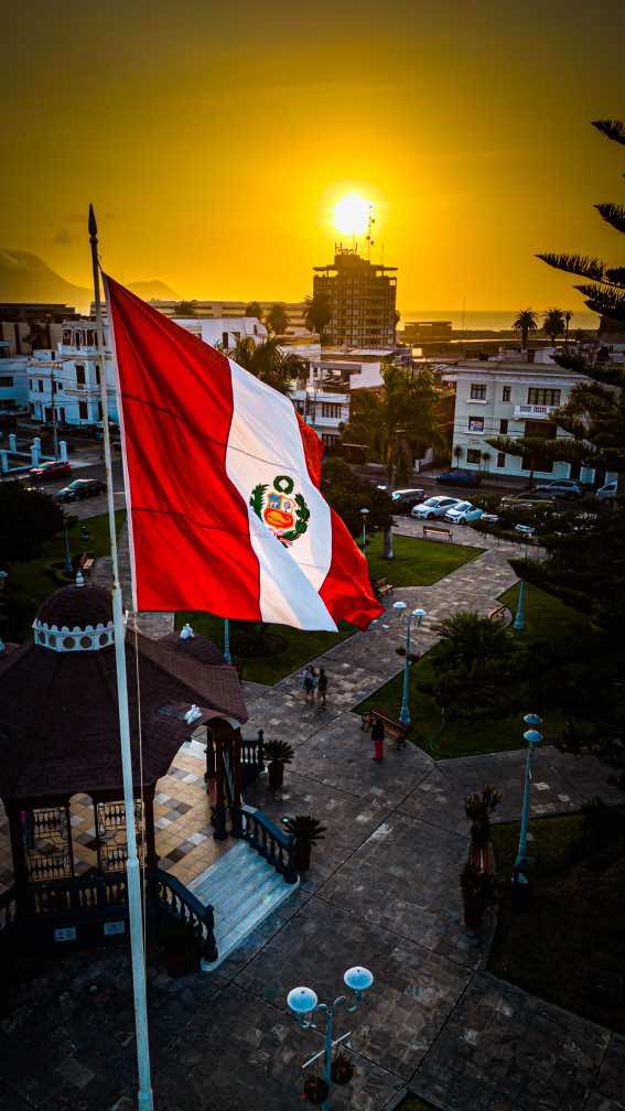 Felices fiestas Perú 🇵🇪❤️✨ Cerrando el día, mostrando nuestro poderosa bandera flameante con un atardecer único de nuestra hermosa costa ❤️🇵🇪 #drone #peru #dji #paisajes #parati #fyp #viral #bandera #fiestaspatrias #mespatrio #peruano #lima #sunset #teamoperu ©️ Imágenes con derechos reservados @dronetasticoperu, consultas de uso publicitario al mensaje directo.