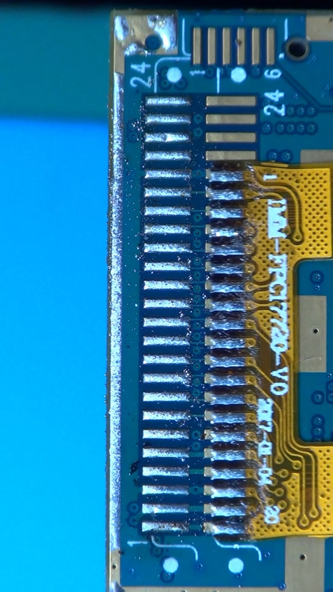 Installing the Maxcom MM128 display with solder paste. #display #mobile #solderpaste #flatcable 